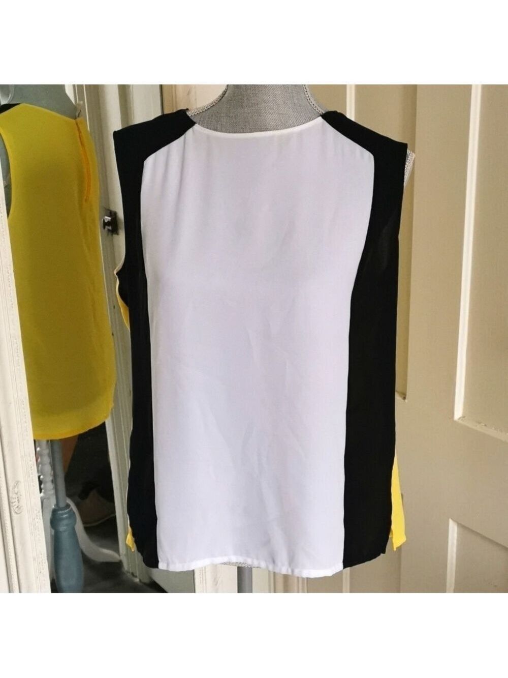 Bianca Nygard colorblock sleeveless blouse. Size 10. EUC